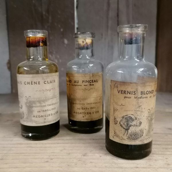 Mini bottles of old varnish la bruyère